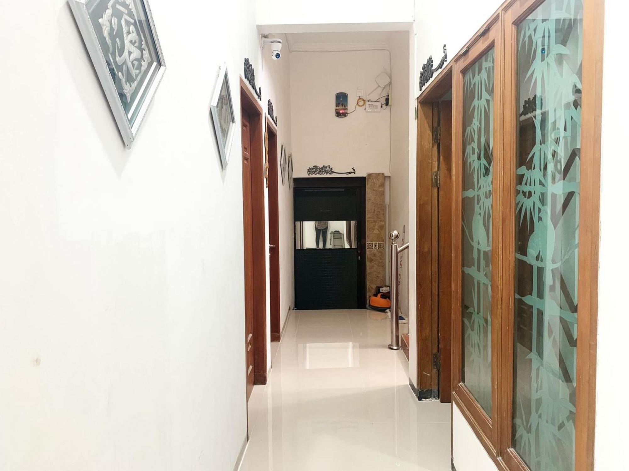 Tjahaja Baroe Syariah Mitra Reddoorz At Dukuh Kupang Hotel Surabaya Exterior photo