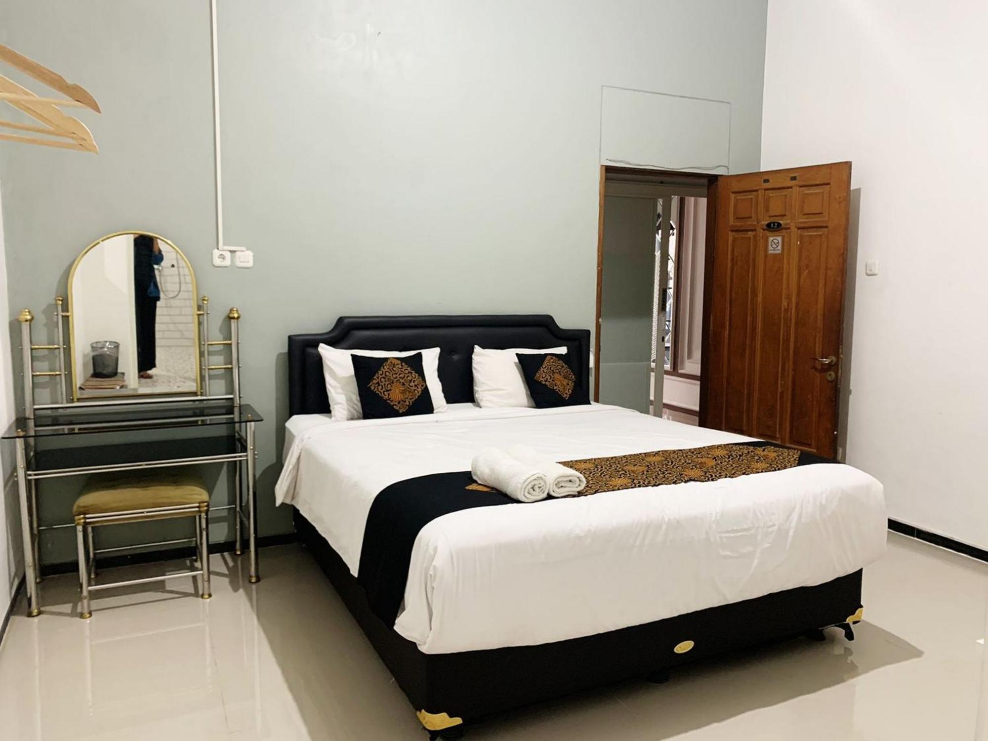Tjahaja Baroe Syariah Mitra Reddoorz At Dukuh Kupang Hotel Surabaya Exterior photo